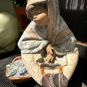 LLADRO Porcelain Pensive Eskimo Figurine “FISH VENDOR”